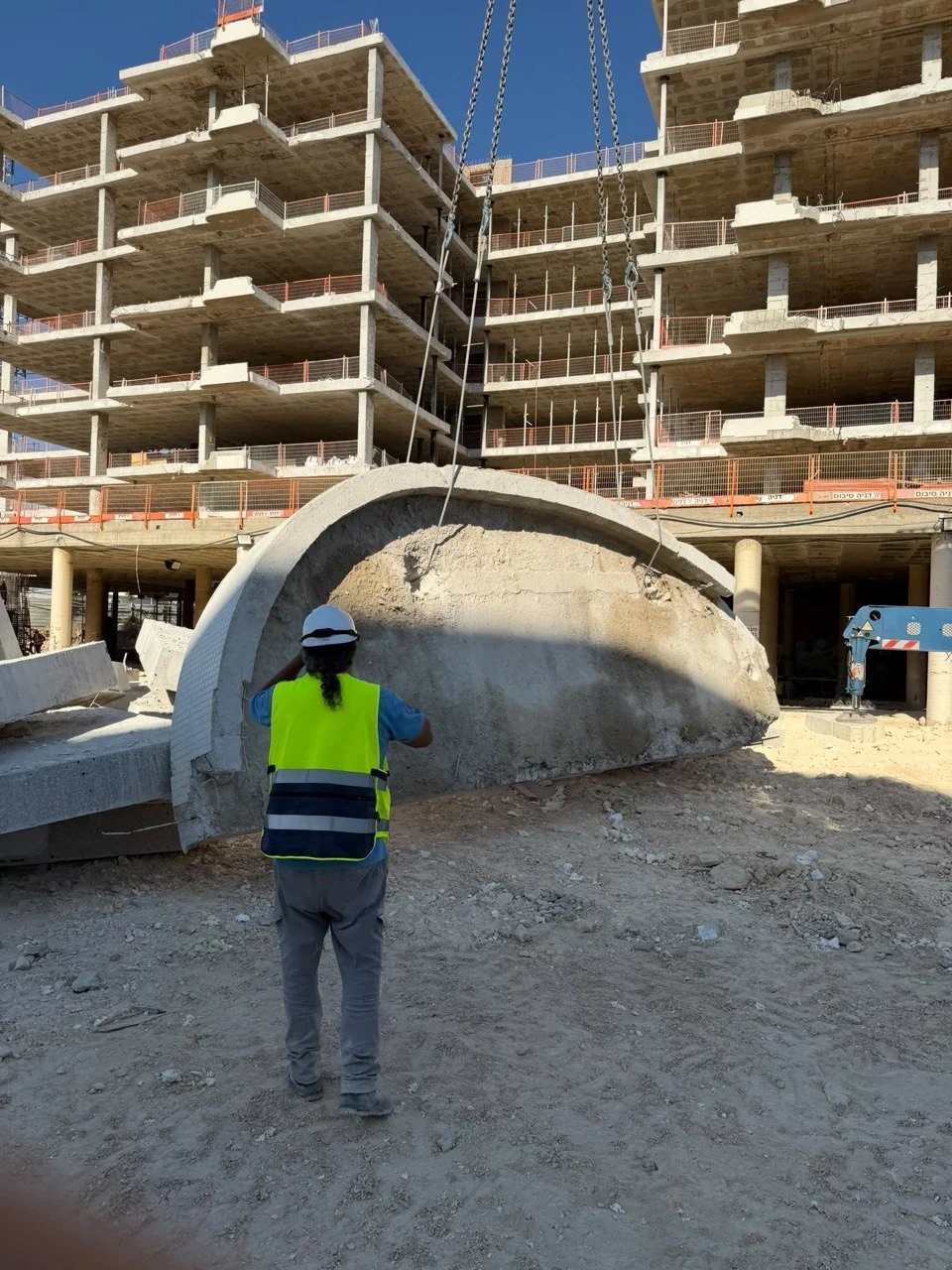 מקטע בטון רתום לשרשראות הנפה באתר בנייה