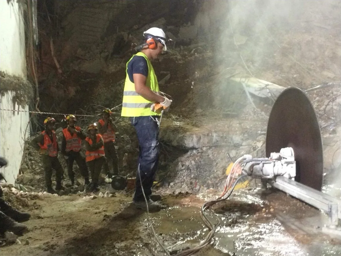 ניסור קירות במסור מסילה בשיתוף פעולה עם צה״ל באתר אסון הברזל בתל אביב
